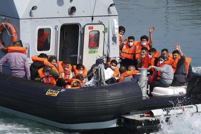 Des migrants à bord d’un bateau de la police des frontières, à la suite de l’accident d’un « small boat », à Douvres (Royaume-Uni), le 20 juillet. GARETH FULLER / AP