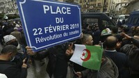 Des Algériens défilent à Alger le 22 février 2021, date anniversaire de la naissance du mouvement Hirak à 2019. Crédit : AP - Anis Belghoul