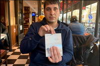 Zar Mohmmad montre le passeport de Husain. © Photo Sarah Brethes / Mediapart