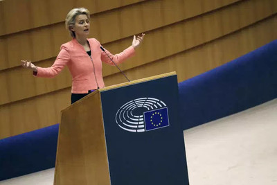 Ursula von der Leyen, lors de son premier discours sur l’état de l’Union au Parlement européen, à Bruxelles, le 16 septembre. FRANCISCO SECO / AP