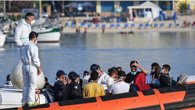 Des migrants arrivent dans le port de Lampedusa, le 3 août 2020. Crédit : Ansa