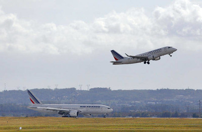 Le 5 octobre 2012, des avions d’Air France à l’aéroport de Roissy-en-France, au nord de Paris. ALEXANDER KLEIN / AFP