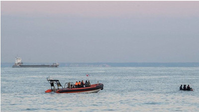 Opération de sauvetage d'une petite embarcation par les autorités françaises dans la Manche en septembre 2020. Crédit : Twitter @premarmanche