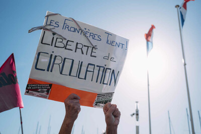 Des personnes manifestent leur soutien aux migrants, sur le port de Toulon, où l’« Ocean-Viking » est arrivé, le 11 novembre 2022. EUGÉNIE BACCOT POUR « LE MONDE »