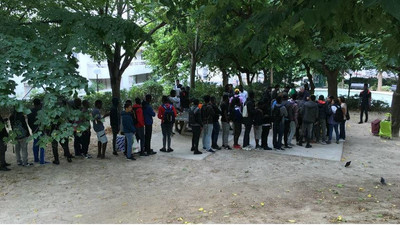 Une distribution de repas pour les mineurs migrants aux Midis du Mie, à Paris. Crédit : InfoMigrants