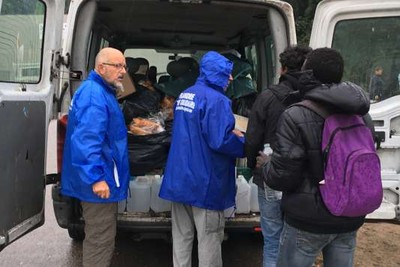 Des bénévoles de Flandres terre solidaire viennent régulièrement donné un coup de main à l’association Salam. A. Guillard/Le Monde