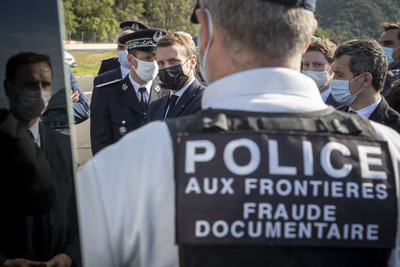 Emmanuel Macron en visite à la zone frontalière du Perthus (Pyrénées-Orientales), le 5 novembre. Jean-Claude Coutausse