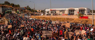 Réfugiés manifestant à Lesbos après l’incendie du camp de Moria / septembre 2020 / @ Shahab Iqbali.