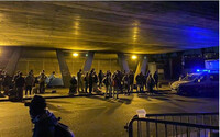 Des policiers empêchent une soixantaine de jeunes exilés isolés d'installer des tentes sous un pont près de la Porte de Clignancourt. Contraints à l'errance, ils réussiront quelques heures plus tard à trouver refuge dans un parc ouvert dans l'est parisien. © Fanny Brasselet