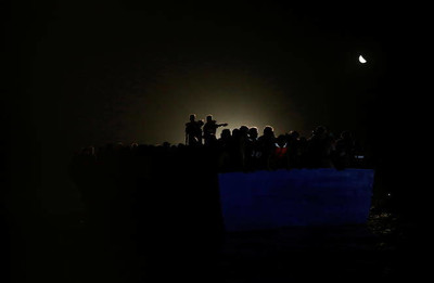 Des migrants sur une embarcation de fortune en bois secourus par les bateaux de Sea-Watch et de SOS Méditerranée, dimanche 1er août 2021. DARRIN ZAMMIT LUPI / REUTERS