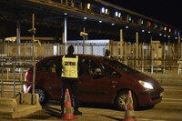 Un contrôle de police au péage du Boulou (Pyrénées-Orientales), avant la frontière espagnole, le 13 novembre 2020. RAYMOND ROIG / AFP