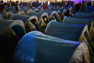 Des migrants et des associations installent des tentes sur la place de la République à Paris le 23 novembre 2020, une semaine après que les migrants ont été évacués d’un camp de fortune dans la banlieue populaire de Saint-Denis au nord de Paris sans être relocalisés. (Photo de MARTIN BUREAU / AFP) MARTIN BUREAU / AFP