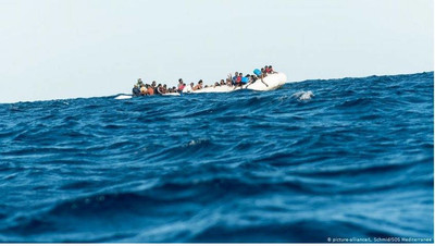 Des migrants sur un bateau pneumatique en mer Méditerranée (photo d'archives). Crédit : Picture alliance 