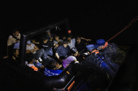 Des gardes-côtes turcs lors d’une opération de sauvetage d’un groupe de migrants afghans dans la mer Egée, près de Dikili, en Turquie, le 2 juillet 2021. Ils ont déclaré avoir été repoussés en mer par les autorités grecques. IVOR PRICKET/NYT-REDUX-REA