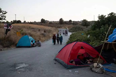 Des réfugiés du camp détruit de Moria sont dans des tentes près d’un nouveau camp temporaire, sur l’île de Lesbos, Grèce, le 13 septembre 2020. ALKIS KONSTANTINIDIS / REUTERS