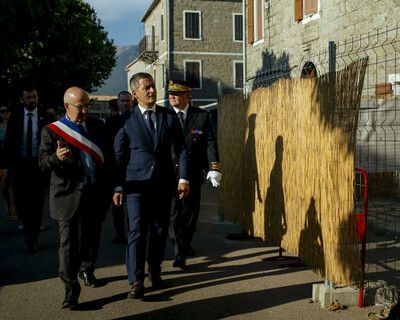 Le ministre de l’intérieur, Gérald Darmanin, en visite officielle au village de Cozzano (Corse-du-Sud), le 22 juillet 2022. KAMIL ZIHNIOGLU POUR « LE MONDE »
