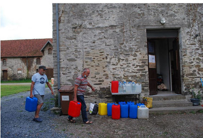 Quand les membres du CSLAM jouent les porteurs d’eau… (©DP)