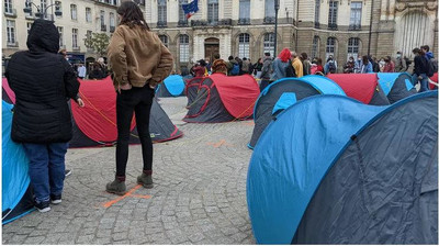 L'association Utopia 56 a installé des tentes place de la mairie à Rennes (Ille-et-Vilaine) pour demander l'hébergement de plusieurs dizaines de demandeurs d'asile, le 14 et le 15 avril 2021. © Radio France - Evan Lebastard