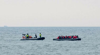 Une opération de secours d'une embarcation de migrants dans la Manche, en avril 2022. Image d'illustration. Crédit : Twiter @Premar