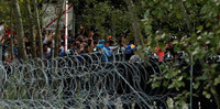 Les « zones de transit » de Röszke et Tompa ont été mises en place après que la Hongrie a érigé des clôtures barbelées le long de sa frontière avec la Serbie et avec la Croatie, en 2015, lors de la crise migratoire. SANDOR GEMESI / AFP