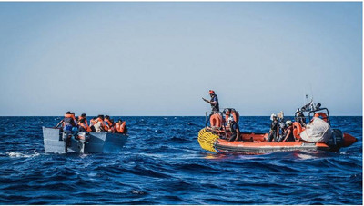 Un sauvetage mené par l'Ocean Viking, jeudi 25 juin, au large de Lampedusa, entre les zones de recherches italienne et maltaise. Credit : SOS Mediterranée