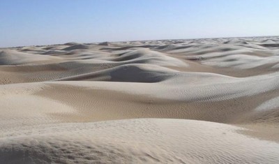 Le désert du Sahara, dans la région de Touzeur. Crédit : Wikipedia commons