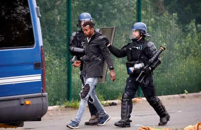 Des policiers lors d’une opération de démantèlement dans un camp de migrants, le 10 juillet à Paris. PASCAL ROSSIGNOL / REUTERS