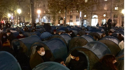 Un campement de migrants brièvement installé place de la République, à Paris, le 23 novembre 2020. Crédit : Utopia 56