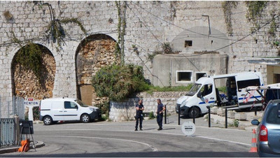 Des policiers postés à la frontière italo-française au niveau de Menton, non loin des locaux de la PAF. Crédit : InfoMigrants
