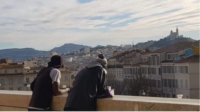 Deux jeunes migrants sur le parvis de la gare Saint-Charles à Marseille. Crédit : Anne-Diandra Louarn / InfoMigrants