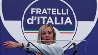 La leader de Fratelli d'Italia, Giorgia Meloni, s'exprime au siège de son parti, pendant la soirée électorale des législatives, à Rome, en Italie, le 26 septembre 2022. Crédit : Reuters
