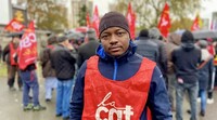 Un travailleur étranger dans la manutention dans une manifestation en France (image d'illustration). Crédit : InfoMigrants