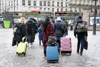 Des réfugiées ukrainiennes arrivant en gare de Paris-Est, le 11 mars 2022. © Laure Boyer / Hans Lucas via AFP