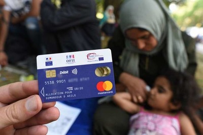 La carte de paiement ADA délivrée aux demandeurs d’asile par l’Office français de l’immigration et de l’intégration. Mehdi Chebil/INFOMIGRANTS