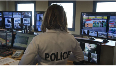 Une fonctionnaire de la police aux frontières (PAF) surveille des images de vidéo-surveillance. Crédit : InfoMigrants.