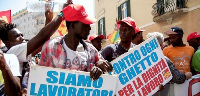  "Nous sommes des travailleurs, pas de la viande d'abattoir", lit-on sur les pancartes des manifestants. (ROBERTO D'AGOSTINO / AFP) 