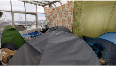 Des tentes dans un squat de région parisienne. Crédit : InfoMigrants