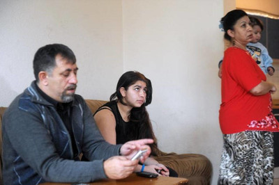 Leonarda Dibrani entre son père Resat et sa mère Xhemile le 7 janvier 2014 à Kosovska Mitrovica où ils sont logés par les autorités locales. Photo Armend Nimani. AFP