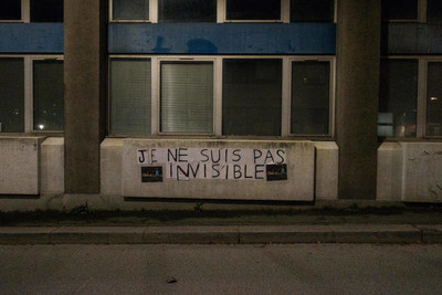En face des locaux parisien de l’association Utopia 56, cette inscription est visible. CAMILLE MILLERAND/DIVERGENCE POUR « LE MONDE »