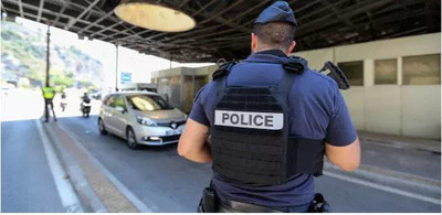 Un policier à la frontière franco-italienne à Menton, le 29 juin 2018. (VALERY HACHE / AFP)
