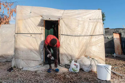 Un migrant guinéen à l’entrée de sa « chabola  » (cabane), dans un bidonville à Palos de la Frontera (Huelva), le 8 mai. NICCOLO GUASTI / GETTY IMAGES / AFP