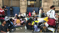Des familles devant l'Hôtel de ville de Paris, mardi 14 juin. Crédit : Utopia 56