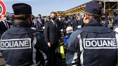 Emmanuel Macron s'entretient avec des agents de la douane à la frontière espagnole, le 5 novembre 2020. Crédit : Reuters