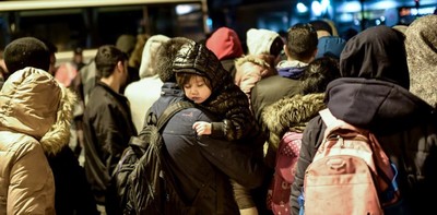  Des centaines de personnes sont évacuées par la police de camps de migrants à Paris la nuit du 7 novembre 2019. MARTIN BUREAU / AFP