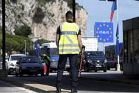  Menton (Alpes-Maritimes) : les gendarmes contrôlent l'entrée au poste-frontière entre l'Italie et la France. • © Jean-François Ottonello - MAXPPP