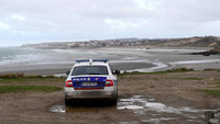 Une voiture de police face à la Manche près de Calais après le naufrage de 27 migrants./ AFP Archives