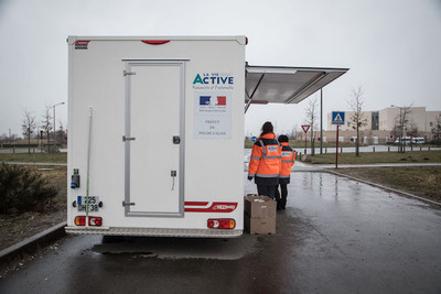 Distribution de repas par l’association La Vie active, à Calais, le 9 mars. CAMILLE MILLERAND / DIVERGENCE POUR LE MONDE