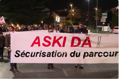  Les manifestants demandent la sécurisation du parcours des migrants qui prennent des risques pour traverser la frontière franco-espagnole entre autres. • © France 3 Aquitaine