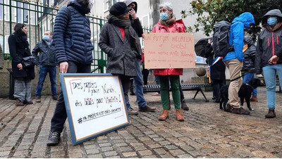 Ils étaient une centaine à soutenir Yolande devant la préfecture de Guéret, à l'appel de plusieurs organisations creusoises. © Radio France - Matthieu Le Meur