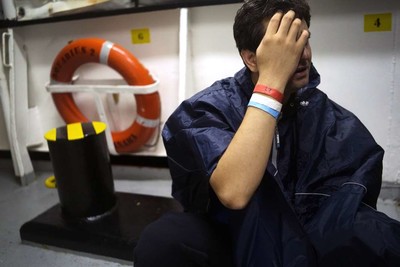 Une des 58 personnes secourues en mer, à bord de l'« Aquarius », le 25 septembre. SAMUEL GRATACAP POUR LE MONDE